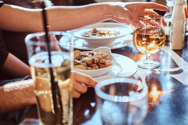 Gli amici cenano al bar all'aperto. Immagine ravvicinata di un tavolo con piatti e bevande diverse — Foto Stock