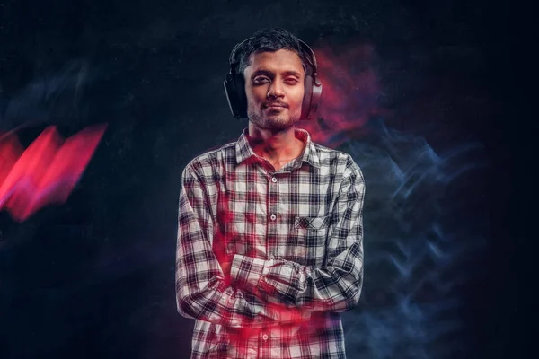 Yakışıklı olan Hint müzik kablosuz kulaklık stüdyoda geçti kollarını ile ayakta mutlu dinlemek olduğunu — Stok fotoğraf