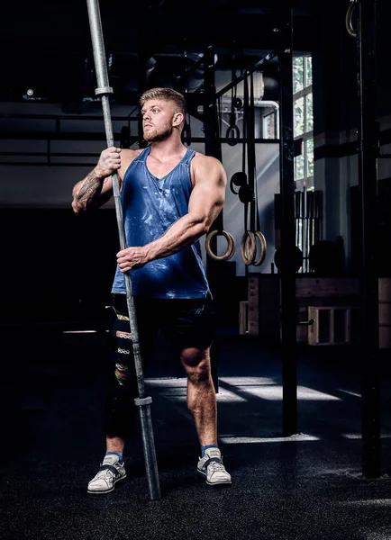 A kötést egy láb, a powerlifter tartja a súlyzó, edzés az edzőteremben, kár-helyreállítási előtt felmelegszik — Stock Fotó