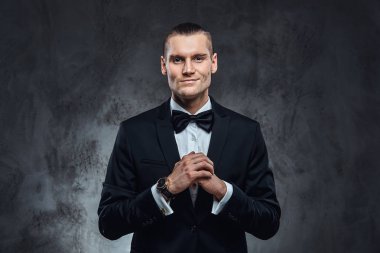 Bir kameraya bakarak bir siyah Klasik takım ve papyon, başarılı zarif giyimli adam.