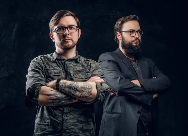 Dos técnicos informáticos profesionales posando con mirada confiada en un estudio —  Fotos de Stock