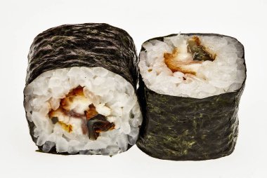 Deniz ürünleri, beyaz bir arka plan üzerinde izole Japon rulo kümesi