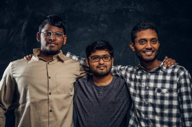 Üç Hint öğrenci arkadaşları bir kucaklama stand ve Studio fotoğraf makinesi içine bakmak