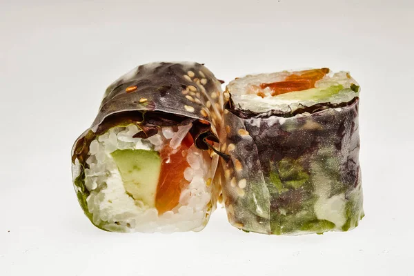 Närbild foto av traditionell japansk sushi rullar, isolerad på en vit bakgrund — Stockfoto