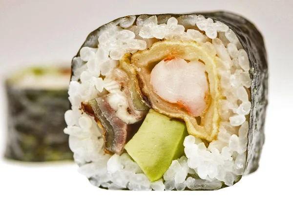 Detailní Foto tradiční japonské sushi rohlíky, izolované na bílém pozadí — Stock fotografie