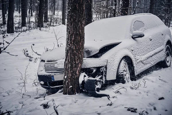 Bilen hamnade i en skid och kraschade in i ett träd på en snöig väg. — Stockfoto