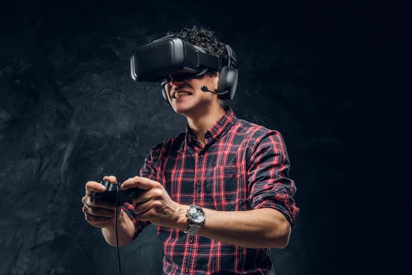 Tinédzser játszik a játék virtuális szemüveges és fejhallgató — Stock Fotó