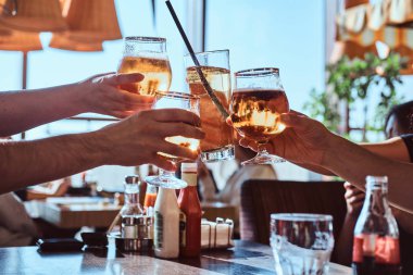Açık hava kafe, bir bira zevk arkadaş bira açık gökyüzü gözlük ile sorun