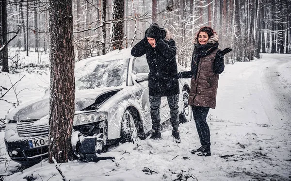 Killen är chockad av det faktum att hans tjej kraschade sin bil. — Stockfoto