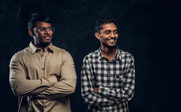 Twee ervan overtuigd glimlachend Indiase dragen casual kleding poseren met gekruiste armen en zijwaarts op zoek. — Stockfoto