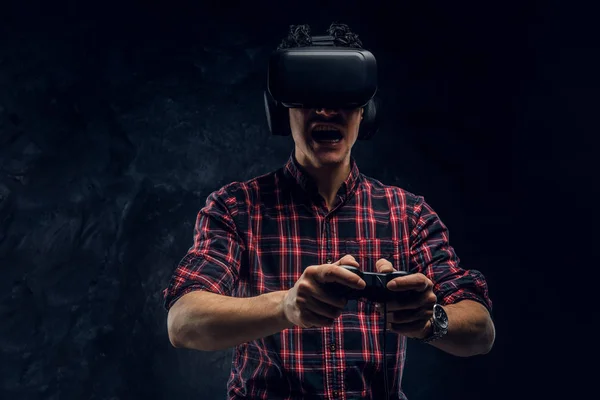 Tinédzser játszik a játék virtuális szemüveges és fejhallgató — Stock Fotó