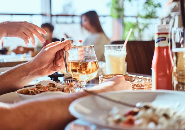 Los amigos cenan en el café al aire libre. Imagen de cerca de una mesa con diferentes platos y bebidas — Foto de Stock