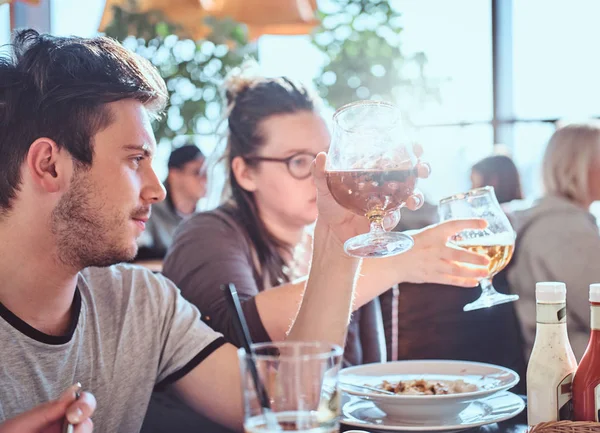 Joven Sosteniendo Vaso Cerveza Sentado Café Con Sus Amigos — Foto de Stock