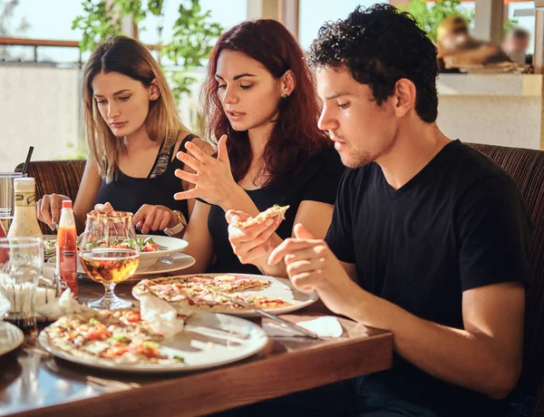 Pizza time. Unga vänner njuta av pizza och sallad i ett utomhus café — Stockfoto