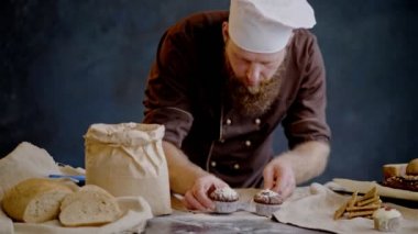Pudra şekeri taze hazırlanmış çörek üzerinden kapalı Şef darbeler