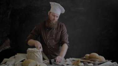 Şef bıçak keskinleştirmek ve dilim ekmek parçalar halinde