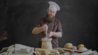 Şef denetler un kalitesini sonra elleri yaptı ve gülümseyen