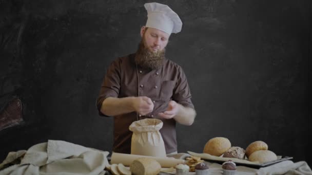 Kocken kontrollerar kvaliteten på mjölet korsade sina händer och leende ser på kameran — Stockvideo