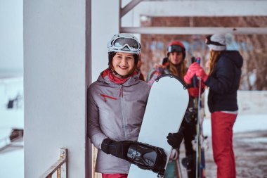 kış spor snowboard ile poz giyen Kızıl saçlı kadın