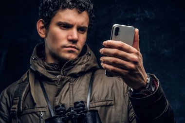 Dürbün ve telefon ile ciddi Gezgin