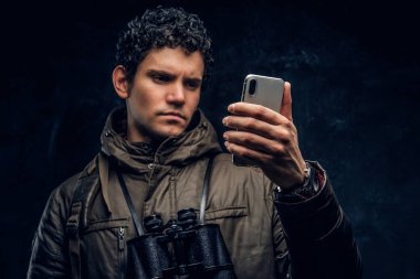 Dürbün ve telefon ile ciddi Gezgin