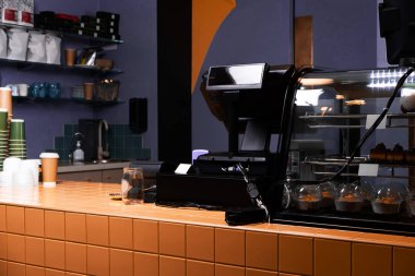 Kafe bar ve kahve ekipmanları ile sayaç.