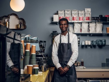 Bir kahve dükkanı veya kafe samimi bir göz ile Afrika barista ayakta 
