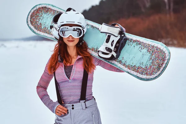 Chica noruega con traje de snowboard caliente y gafas —  Fotos de Stock