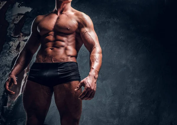 Uomo atletico con corpo muscoloso che indossa biancheria intima . — Foto Stock