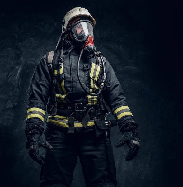Tűzoltó oxigén maszkot visel védőruha és bukósisak. — Stock Fotó