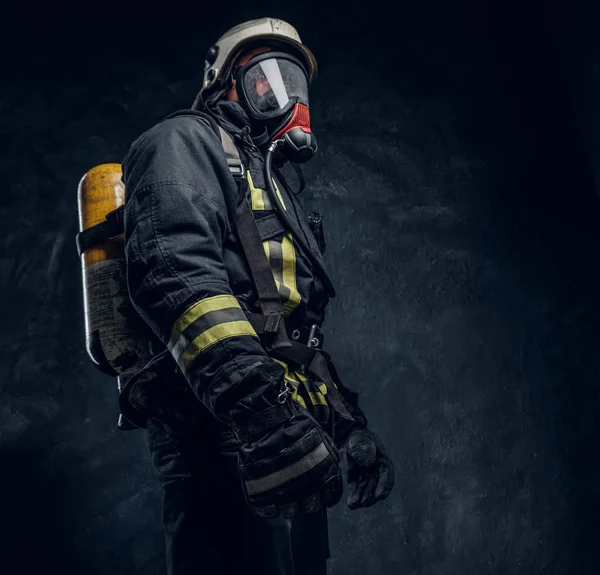 Πυροσβέστης σε μάσκα οξυγόνου φορώντας προστατευτικά ρούχα και κράνος ασφαλείας. — Φωτογραφία Αρχείου