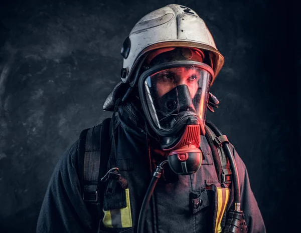 Close-up retrato de um bombeiro em capacete de segurança e máscara de oxigênio . — Fotografia de Stock