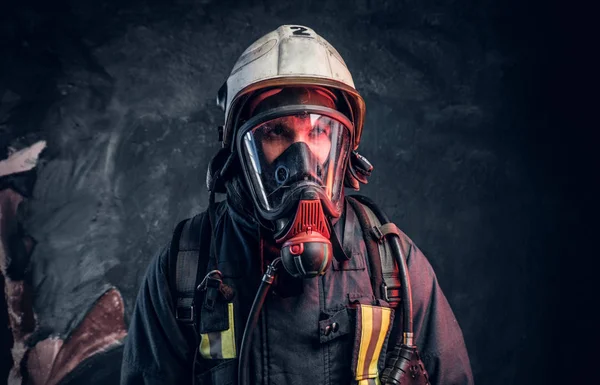 Close-up portrait of a firefighter in safety helmet and oxygen mask. — Stock Photo, Image