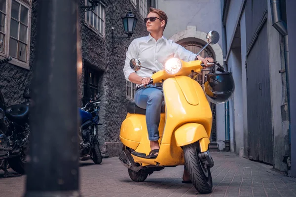 Hombre Moda Con Gafas Sol Montando Scooter Italiano Vintage Antigua —  Fotos de Stock