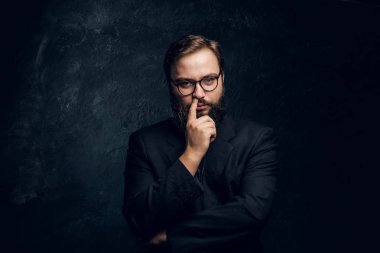 Sakallı adam alır parmağıyla burnuna 