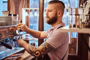 Barista üniformalı bir müşteri kafede kahve yapma