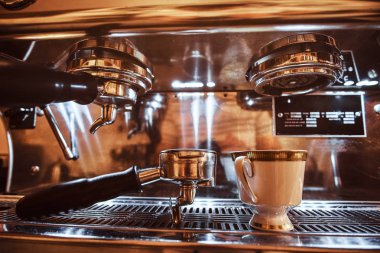 Bir portafilter ve bir kahve dükkanı fincan cappuccino kahve makinesi restoranda yanındaki ile yakın çekim