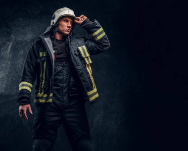 Yana doğru seyir ve kask eliyle düzeltme yangın elbiseli cesur itfaiyeci