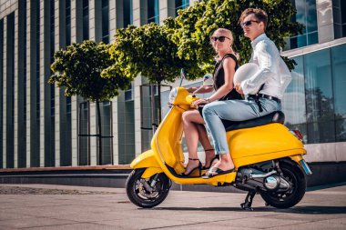 Romantik Çift bir klasik İtalyan scooter bir Avrupa şehri modern bir parçası sokakta oturan