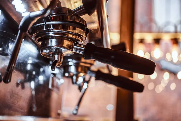 Acercamiento de un portafilter en una máquina de café en el restaurante de una cafetería —  Fotos de Stock