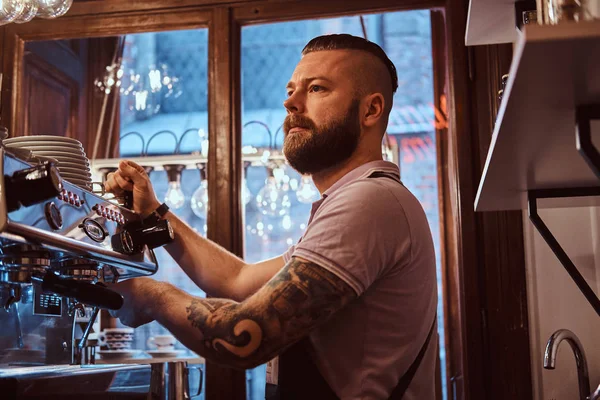 Barista en uniforme haciendo café para un cliente en la cafetería —  Fotos de Stock