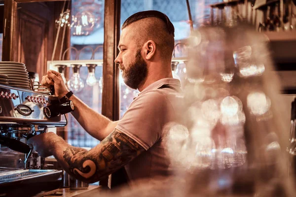 Barista en uniforme haciendo café para un cliente en la cafetería —  Fotos de Stock