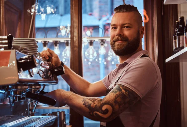 Şık sakal ve saç modeli için bir müşteri kafede kahve Barista gülümseyen — Stok fotoğraf