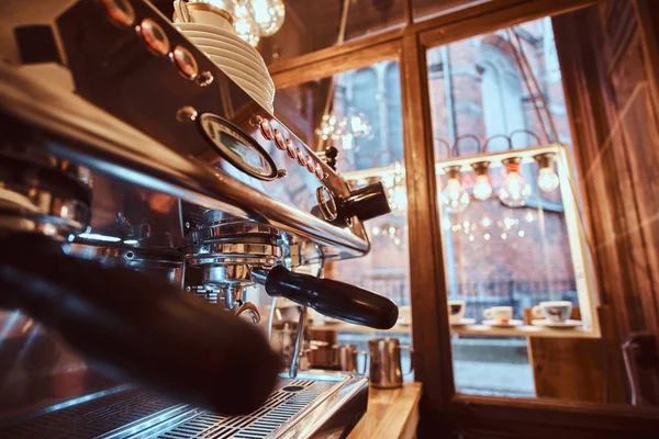 A máquina de café no restaurante ou café — Fotografia de Stock