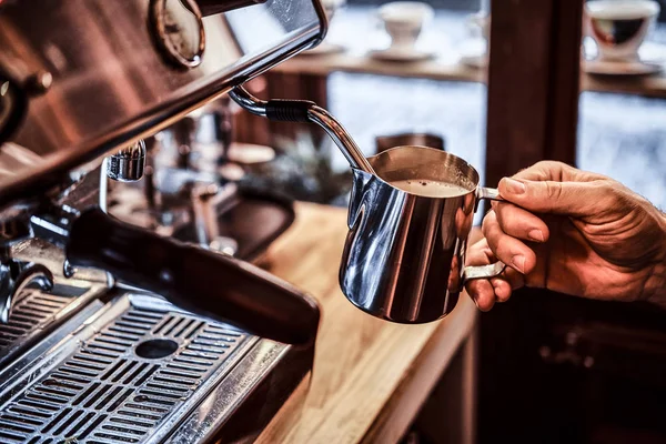 Barista trabalhando em máquina de café expresso a vapor em uma cafeteria — Fotografia de Stock