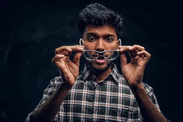 Überrascht indischer Kerl senkt seine Brille und erkennt, dass er jetzt ohne Brille sehen kann. — Stockfoto