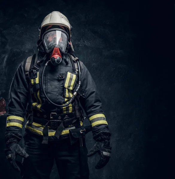 Pompiere in casco di sicurezza e maschera di ossigeno con indosso indumenti protettivi . — Foto Stock