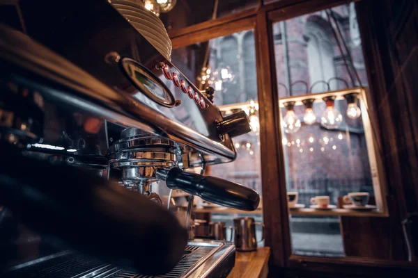 A máquina de café no restaurante ou café — Fotografia de Stock