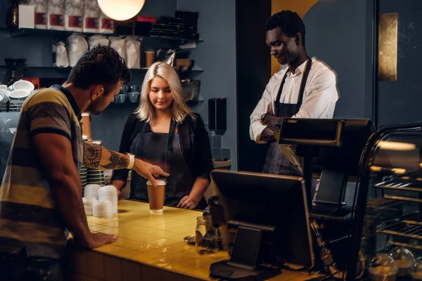 Kunden henter bestillingen sin på en kaffebar eller kafe – stockfoto