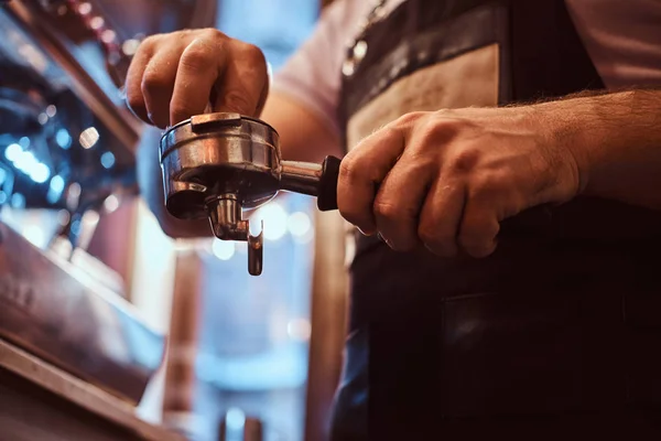 Låg vinkel foto av en barista Rengör Portafiltret innan du förbereder en cappuccino på kafé eller restaurang. — Stockfoto